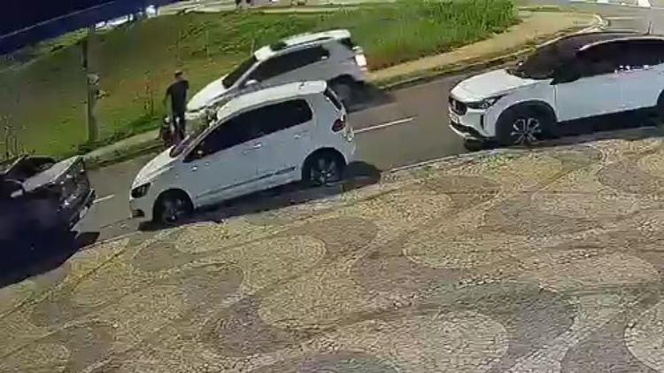 VÍDEO: motorista atropela homem cego com cão-guia na calçada e foge sem prestar socorro no DF