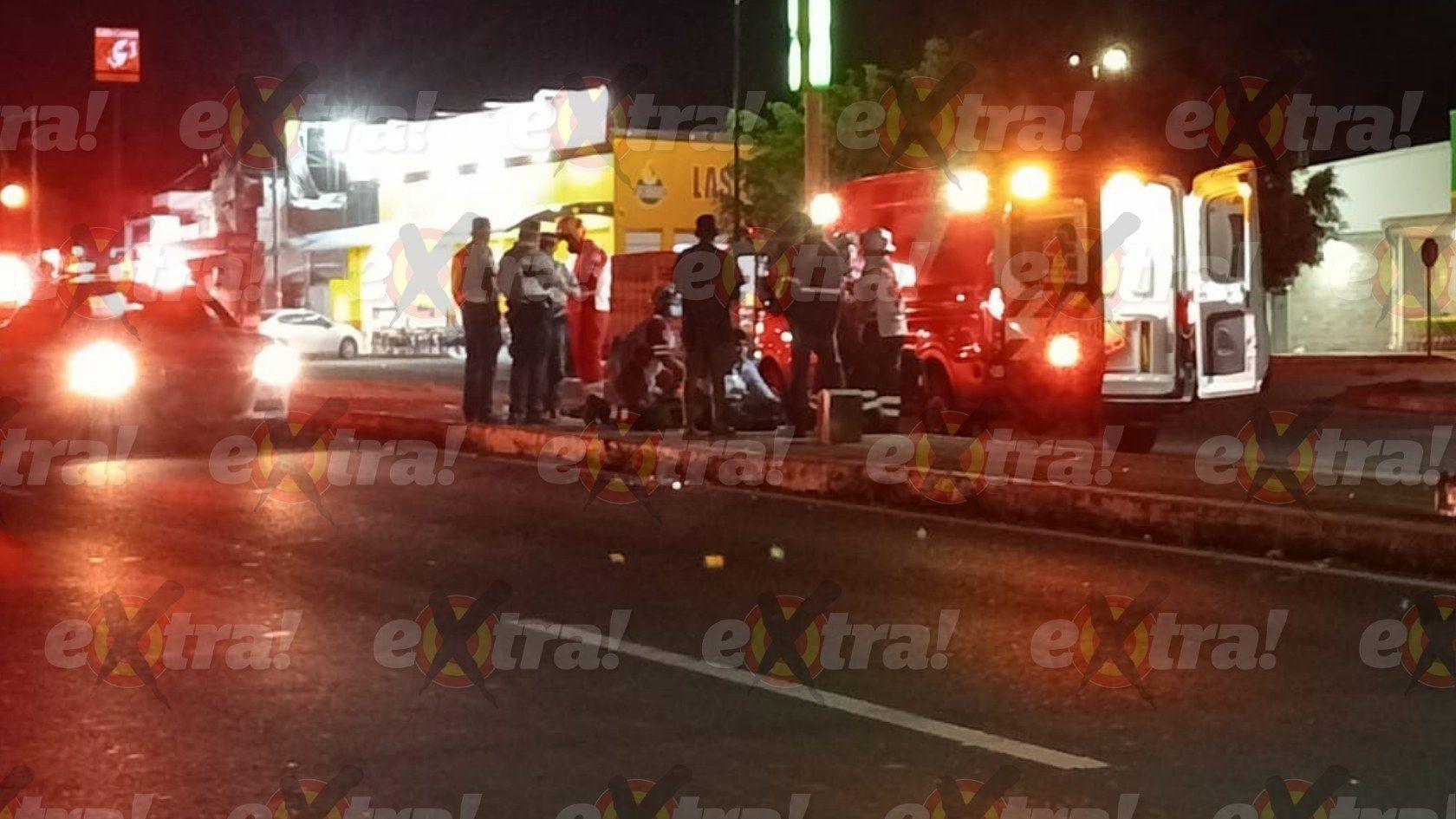 Joven hospitalizado tras perder el control de su moto cerca de un supermercado en Cuautla