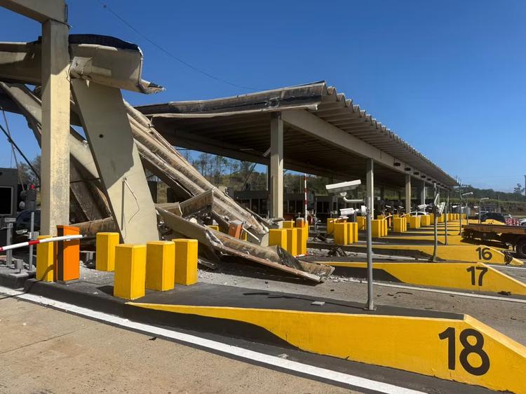 Motorista não tentou frear antes de derrubar cobertura de pedágio no interior de SP, diz testemunha