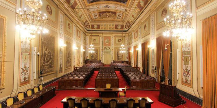 Assunzioni per 19 mila precari in Sicilia: i partiti pressano, la Regione frena