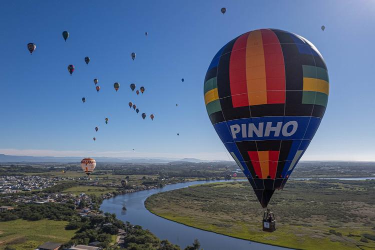 Céu de Torres vira espetáculo com festival de balonismo