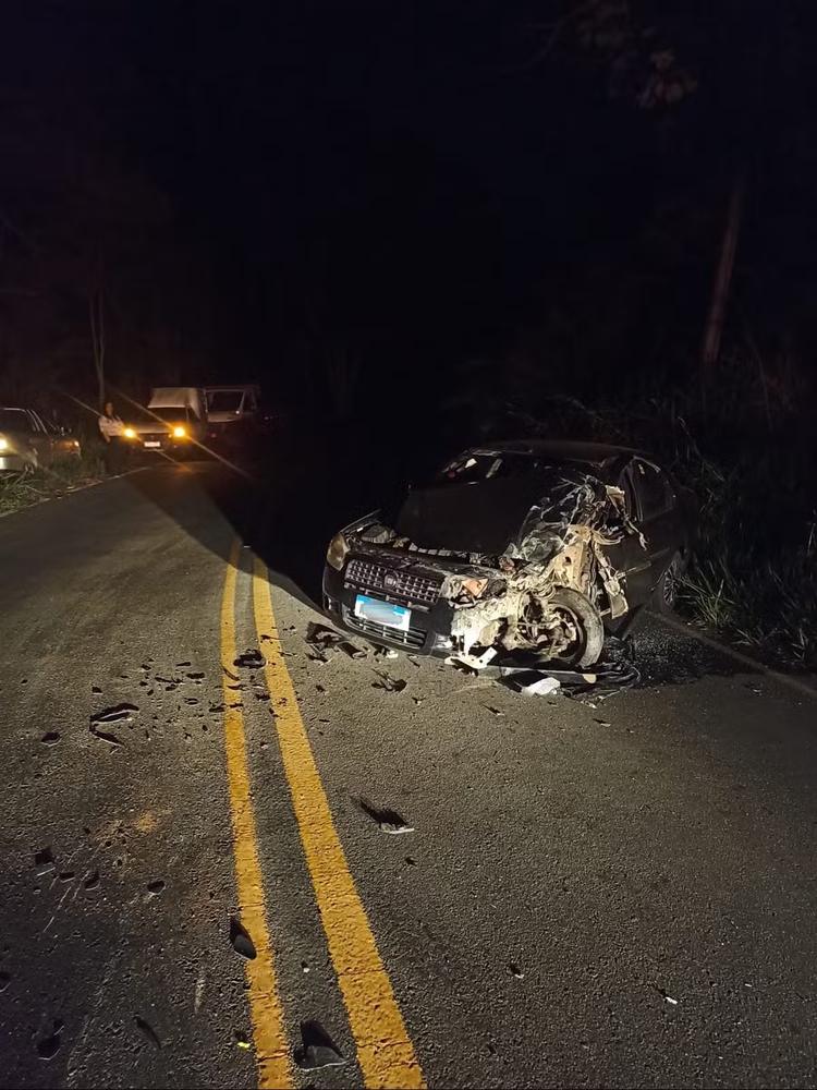 Motorista fica ferido após acidente entre carro e caminhão na RJ-151, em Rio das Flores