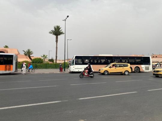 “طوبيسات” مراكش تترك المسافرين تحت رحمة أشعة الشمس الحارقة