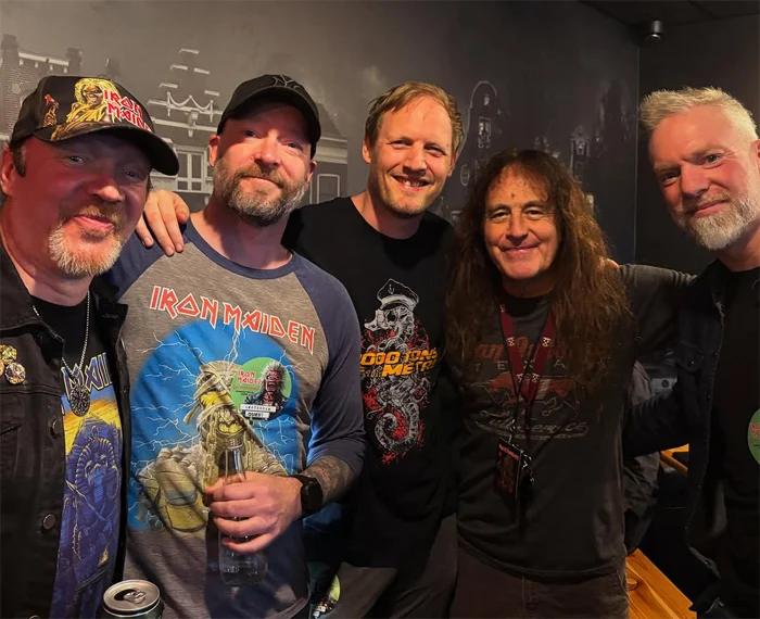 Iron Maiden e tietagem: Steve Harris posa com membros de três bandas de metal sinfônico