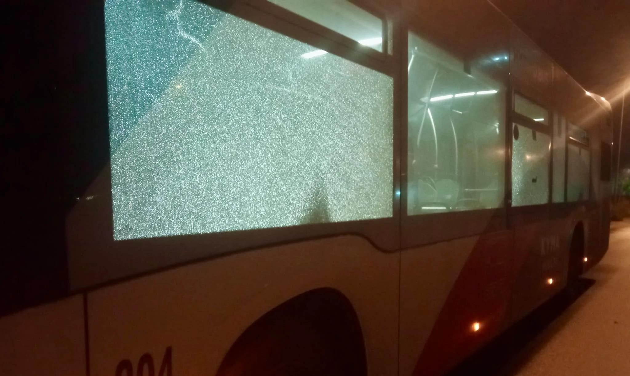 Taranto, autobus preso a sassate: vetro infranti, paura a bordo