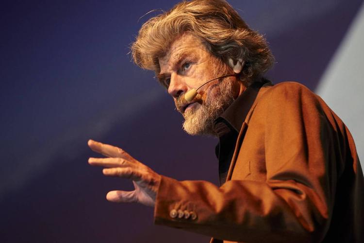 Messner contro i figli dopo l’eredità anticipata: “Mi hanno messo da parte”. "Falso, si è allontanato lui"