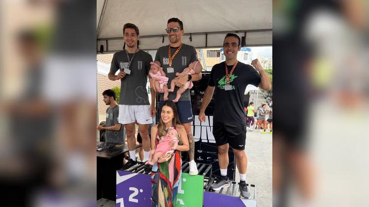 'O amor faz você descobrir forças': Triatleta de Divinópolis encontra na paternidade de trigêmeas sua maior prova