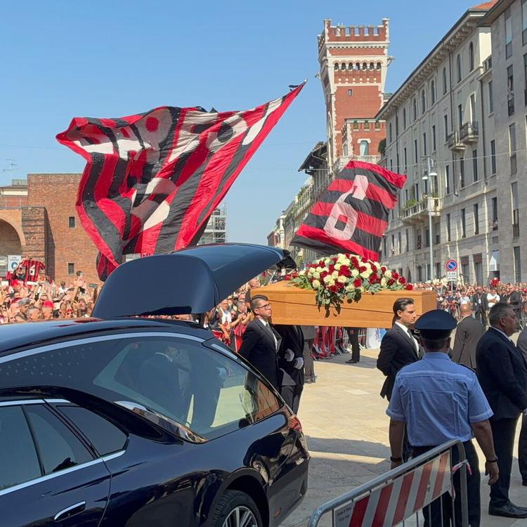 Milano saluta Franco Baresi: "Bandiera che non smetterà mai di sventolare"