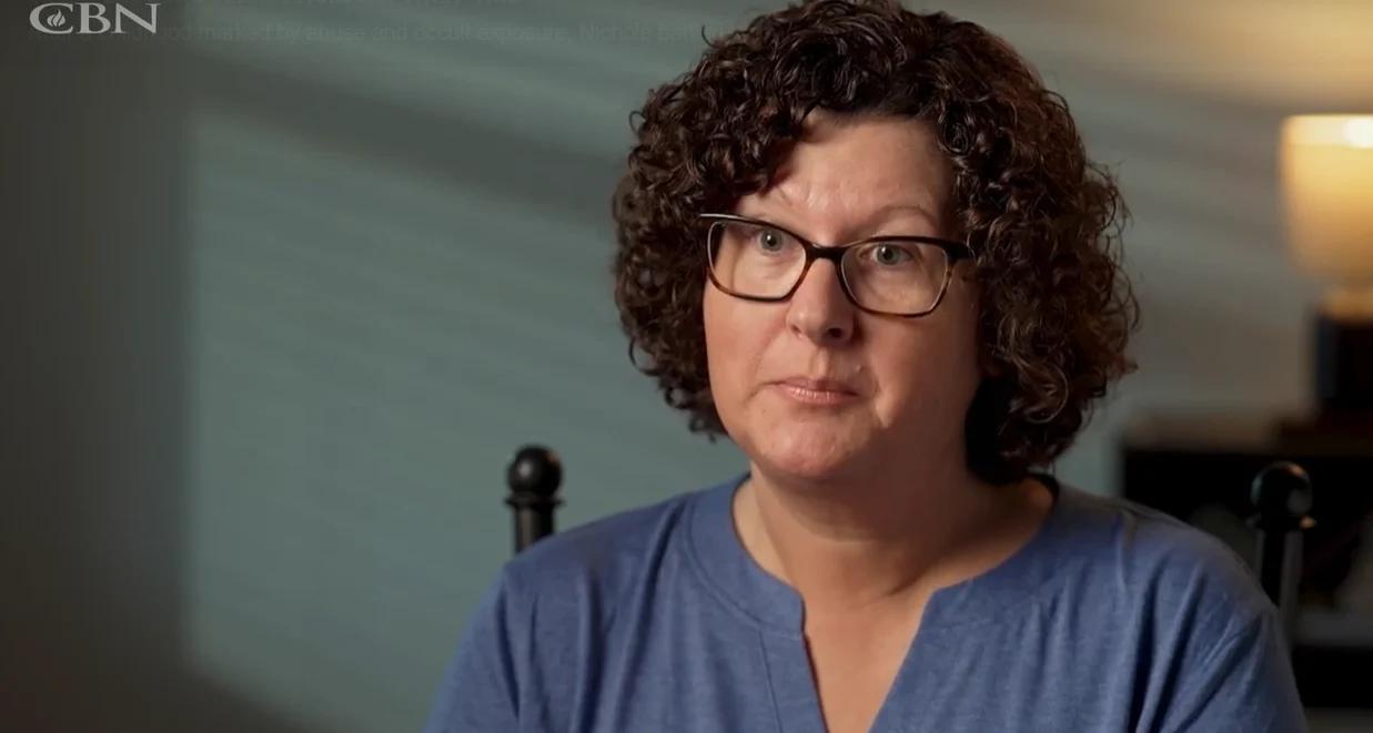 Exposta ao satanismo na infância, mulher é liberta após oração e jejum: “Minha vida mudou”