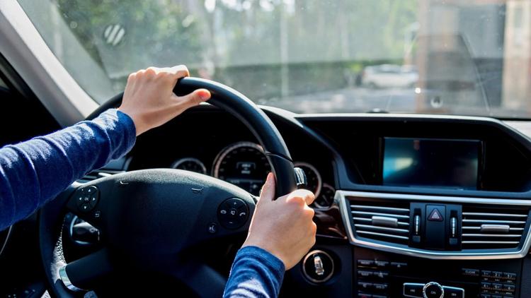 Giro radical en el carnet de conducir: siete horas al volante podría bastar para pasar del automático al manual