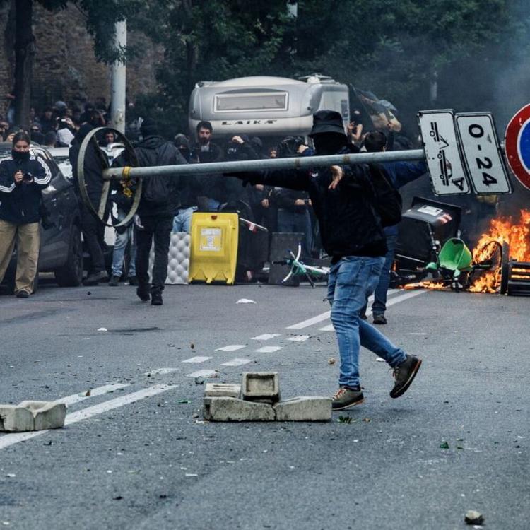 Scontri ai cortei e appelli (nelle chat) alla violenza, 60 perquisizioni in 23 città