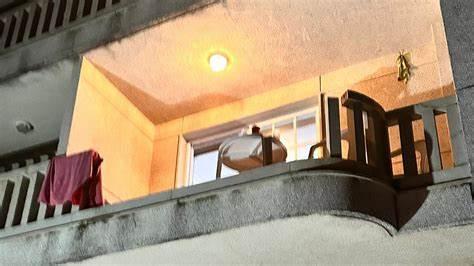 Cuatro jóvenes resultan heridos, uno grave, al caer de un balcón que cedió en Sanxenxo