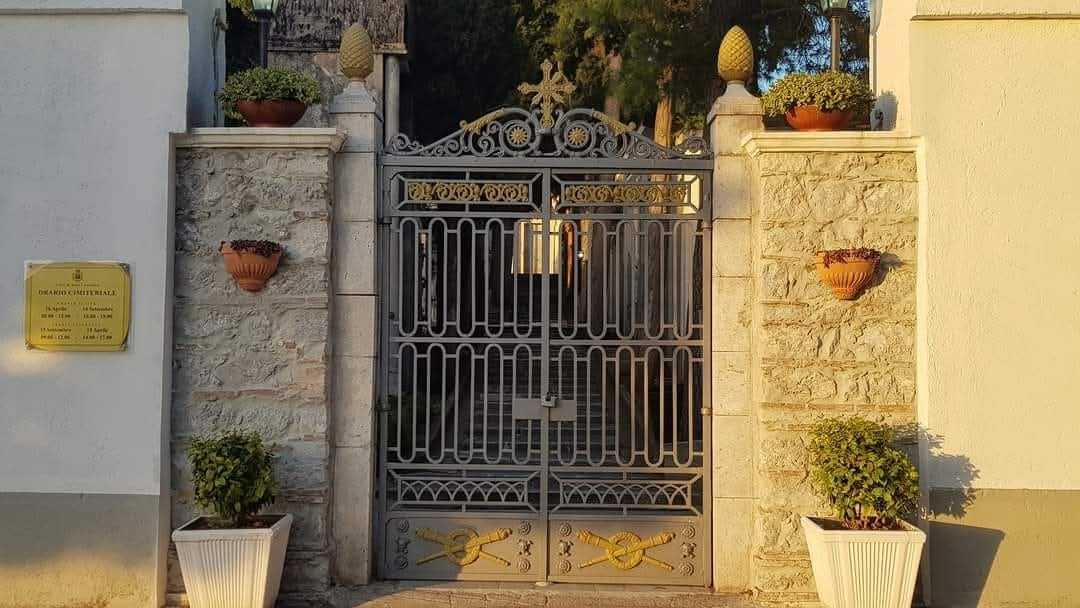 Sala Consilina, furto al cimitero: rubata una lapide e i portalampade