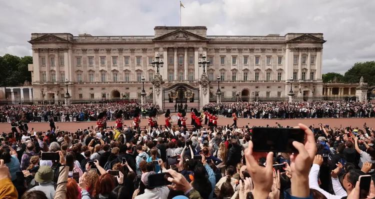 Re Carlo lascia Buckingham Palace, vivrà a Clarence House