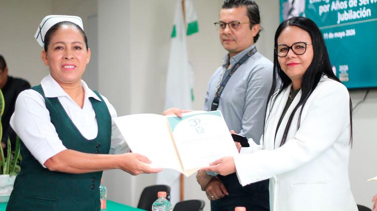 Orgullo IMSS: Reconocen a médicos y administrativos con décadas de labor en Morelos