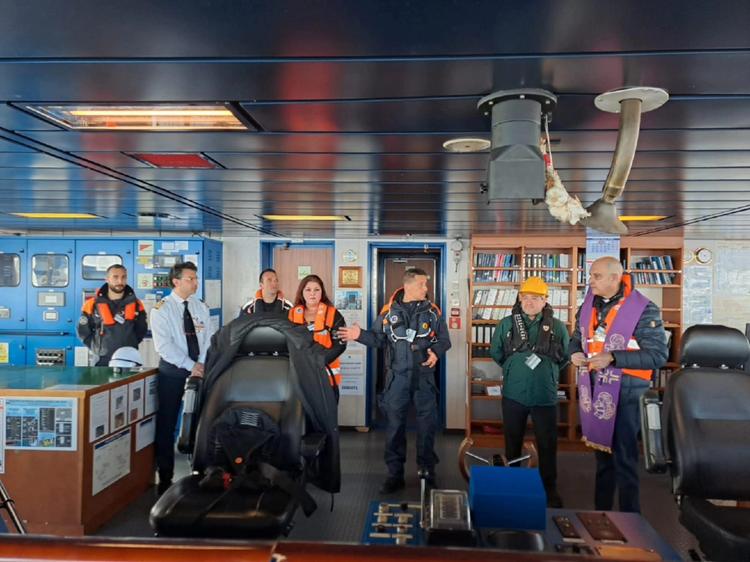 Milazzo, Stella Maris porta la speranza della Pasqua ai naviganti. Donati pacchi dono all’equipaggio della Lady Marinella