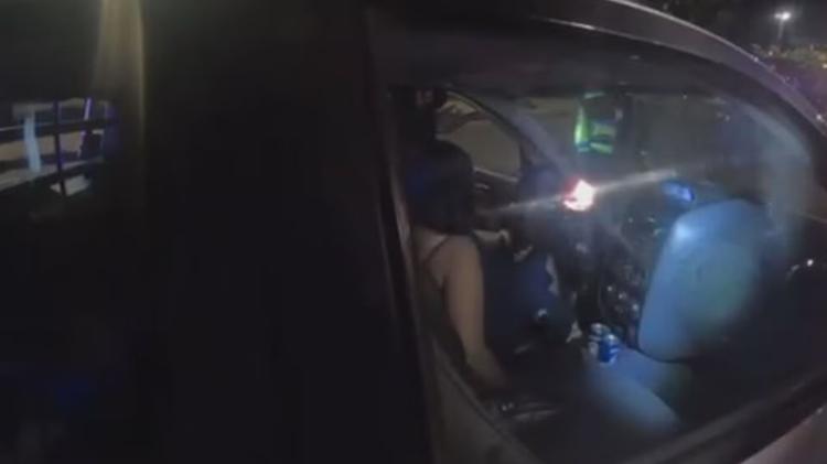 VÍDEO: mulher é presa após dirigir em zigue-zague, desacatar agentes e beber cerveja durante abordagem no DF