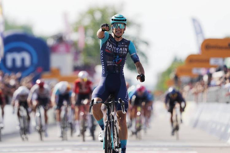 Il ragazzino Segaert beffa i velocisti: scatto del belga e niente sprint