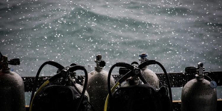 Diving center abusivi in Calabria, sequestrate 60 bombole: sanzioni per oltre 110mila euro