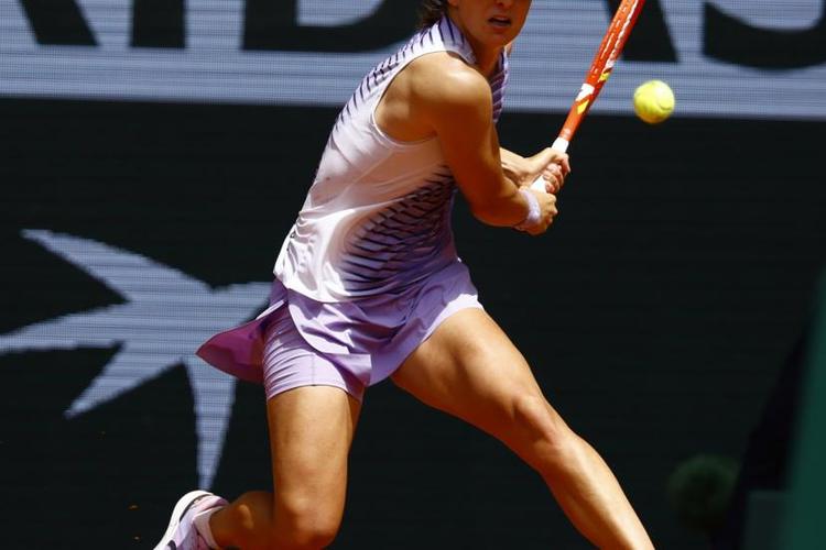 Iga&nbsp;Swiatek domine sa compatriote Magda Linette et se&nbsp;qualifie pour les 8es de finale de Roland-Garros