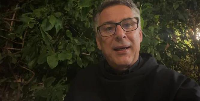 Padre Enzo Fortunato a Cuccaro Vetere con il libro su San Francesco