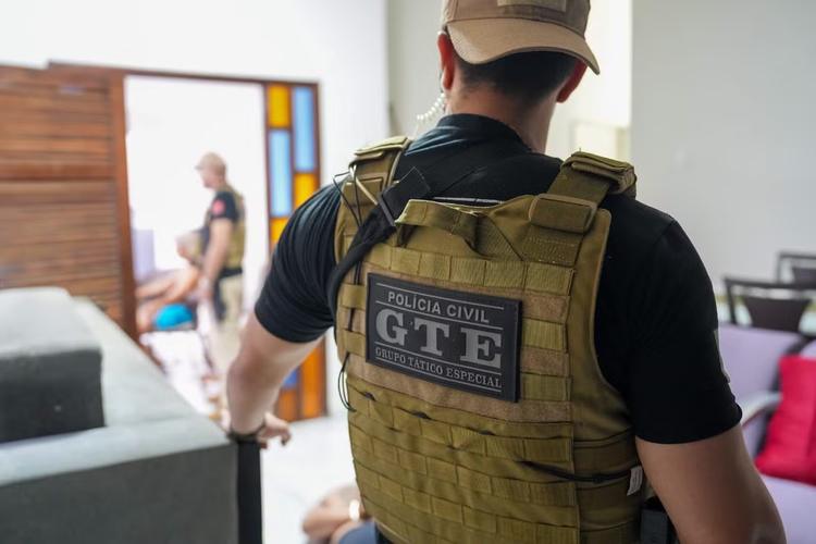 'Tesoureira' de esquema de desvios de drogas na Polícia Civil é transferida para prisão domiciliar, na Paraíba