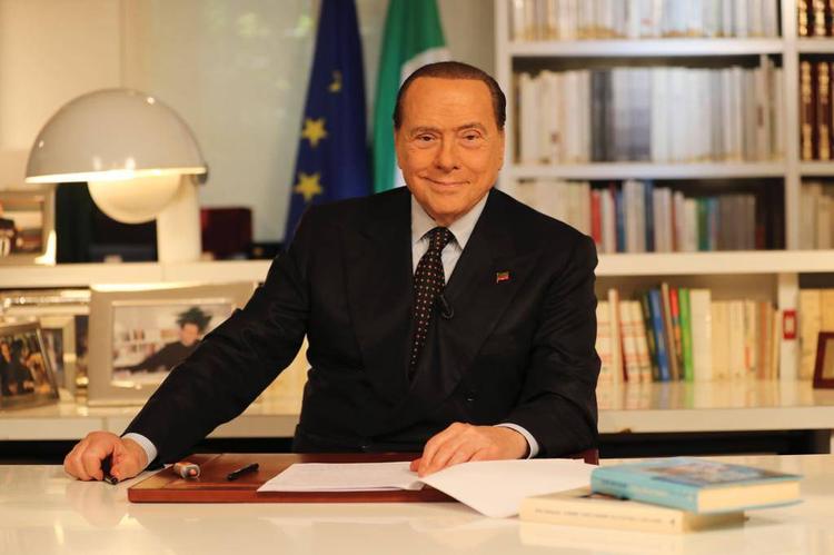 Il retroscena vivente. Un Cav mai visto tra cronisti d’assalto e racconti privati