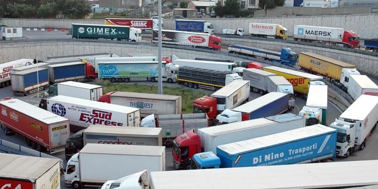 Caro carburanti, scatta la serrata degli autotrasportatori siciliani. "Adesione al 90%, porti bloccati"