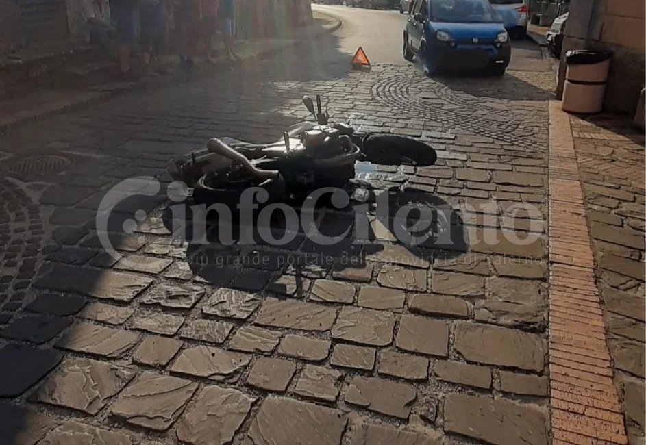 Omignano: motociclista perde il controllo del mezzo e cade su un tombino semi aperto