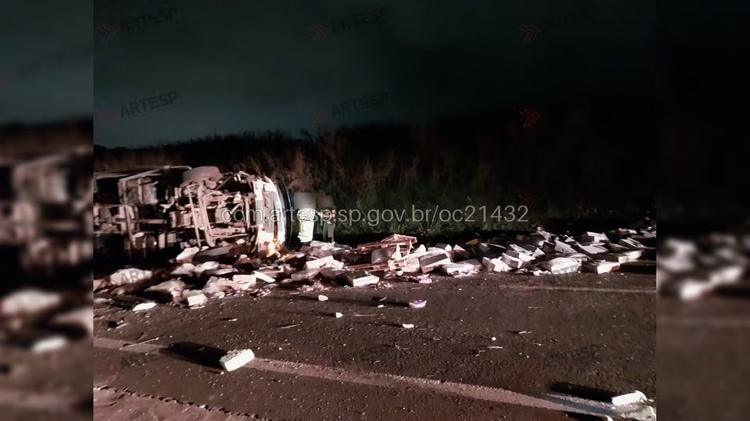 Motorista fica ferido após caminhão tombar e carga de frios se espalhar na pista de rodovia em Barra Bonita