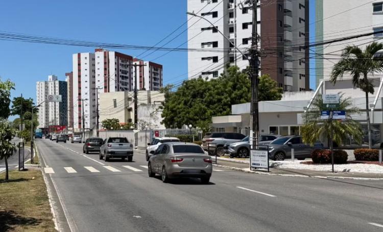 Retirada de cabos irregulares altera trânsito na Avenida Adélia Franco em Aracaju nesta quinta-feira