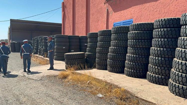 بالصور.. توقيف ثلاثة أشخاص بتامنصورت بعد سرقة كمية كبيرة من العجلات المطاطية الجديدة الخاصة بالشاحنات