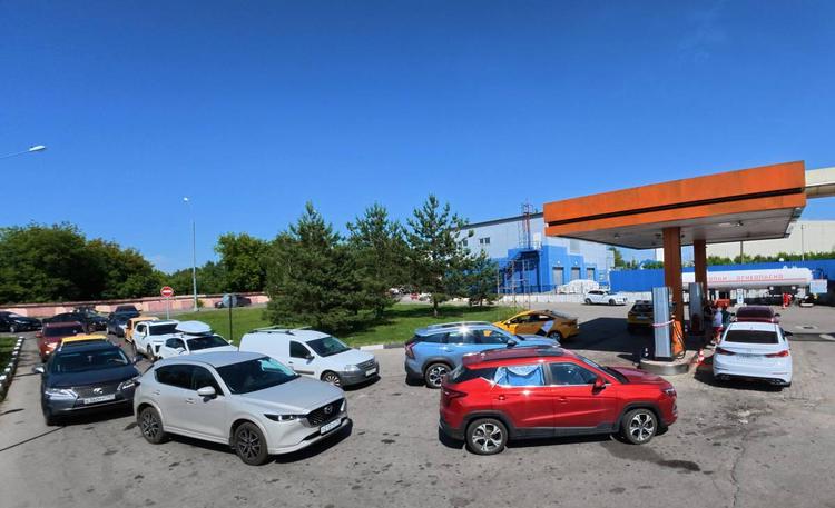 La Russia resta a secco di carburante: code, risse e prezzi alle stelle. E spunta l’ammissione di Mosca