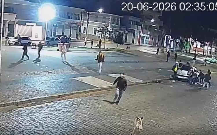 VÍDEO: Homem dispara tiros em praça central de Muzambinho e causa pânico durante a madrugada
