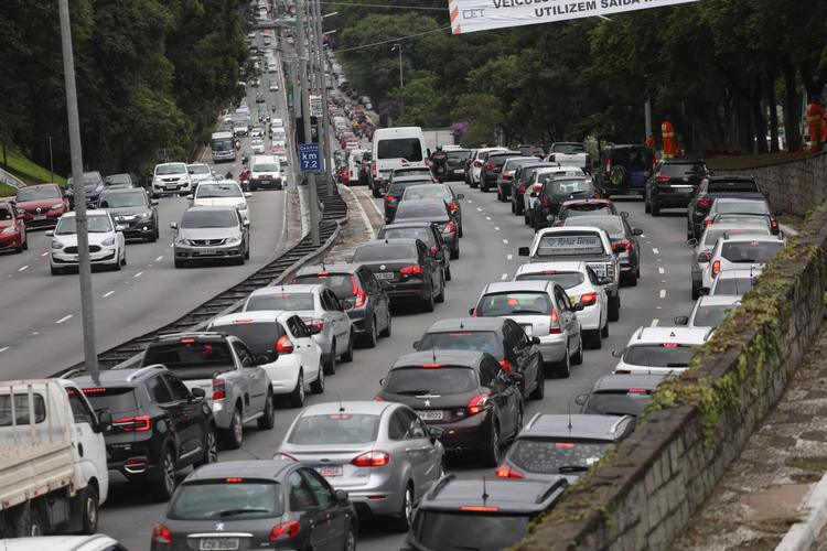 Cidade de SP registra manhã com 768 km de congestionamento no 2° dia de greve da CPTM, com rodízio suspenso