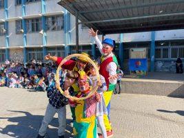 Striscia di Gaza. Nel campo profughi di Nuseirat la “meraviglia” sfida la guerra. 1.650 bambini in festa tra clown, canti e magie