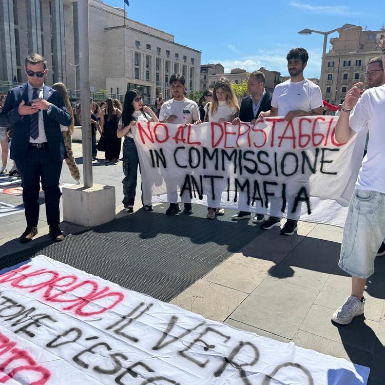 "Verità e giustizia sulle stragi", a Palermo oltre 8mila in corteo. Maria Falcone: "Giovan...