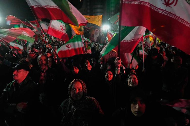 Trump: l'Iran collassa per Hormuz. "Da Teheran una nuova proposta"