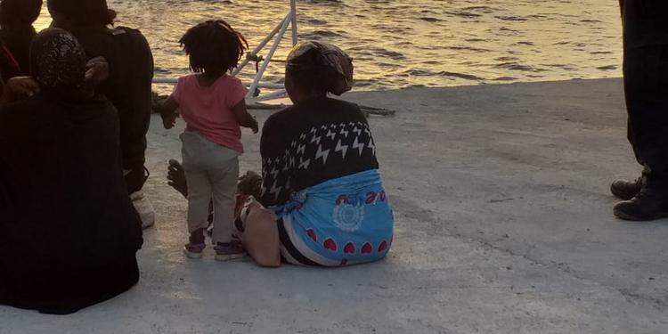 Nuovo sbarco a Lampedusa, in 58 su un barchino di 7 metri: ci sono anche donne e minori