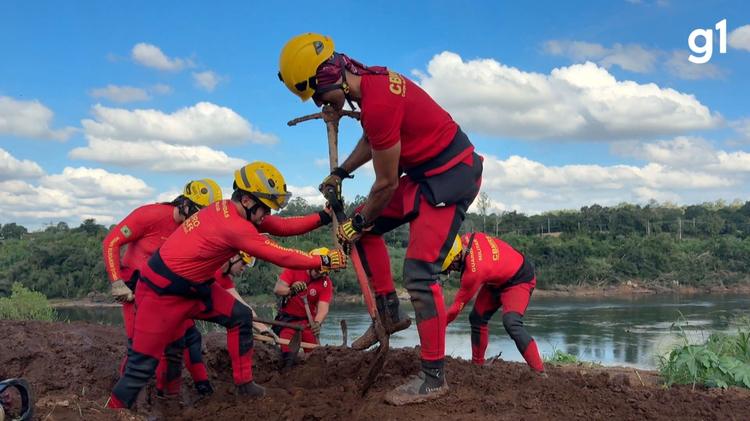 Bombeiros fazem simulação de resgate de pessoas soterradas em enchentes e deslizamentos no Vale do Taquari