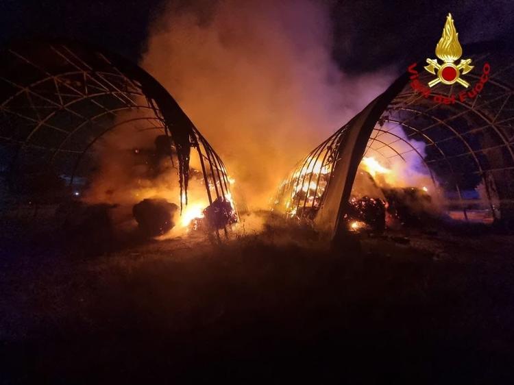 Incendio in azienda agricola in Piana di Lucca, alta colonna di fumo