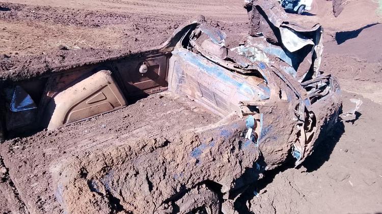 Trabalhadores encontram caminhonete completamente enterrada durante obra de prefeitura no Paraná; IMAGENS