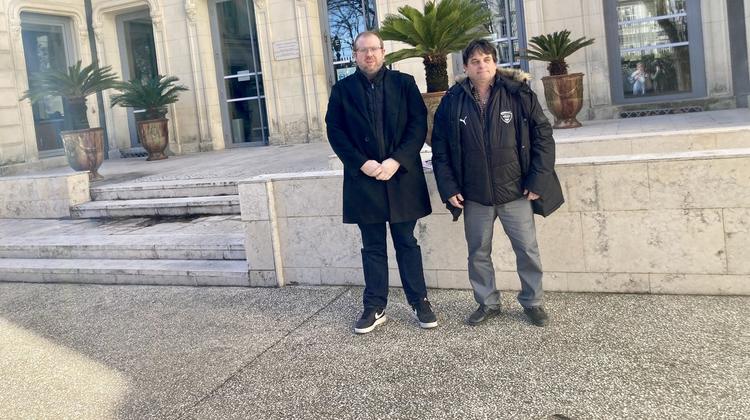 Mathieu Cres, pharmacien des Mages, et le maire, Alain Giovinazzo, ce mercredi devant le tribunal administratif de Nîmes