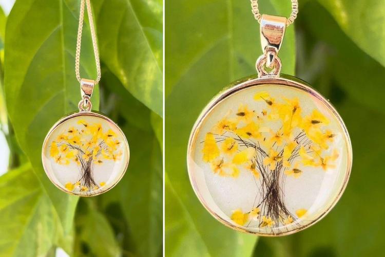 Artesã cria colar com cabelos da família de cliente e pétalas de ipê-amarelo: 'Carrega história e propósito'