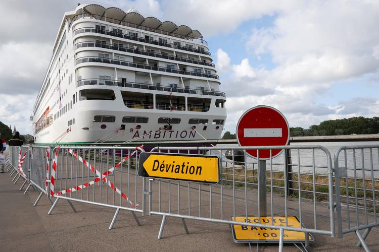 Mais de 1.700 pessoas são confinadas em navio na França após morte de passageiro e possível surto