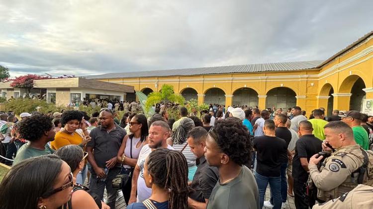 Familiares e amigos se despedem de vítimas de acidente entre van e caminhão que deixou 16 mortos na Bahia