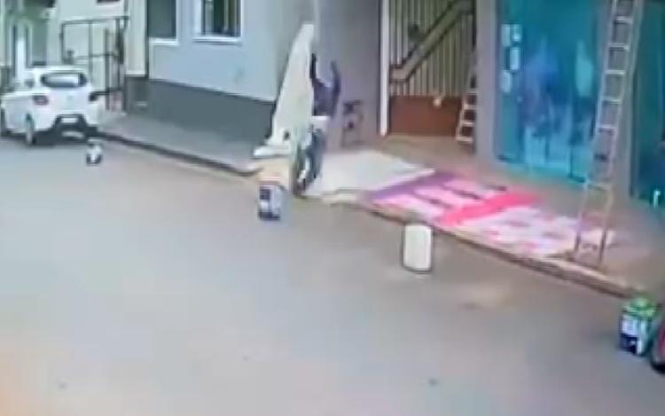 Pedreiro sofre descarga elétrica e cai de casa de dois andares em Nova Resende, MG