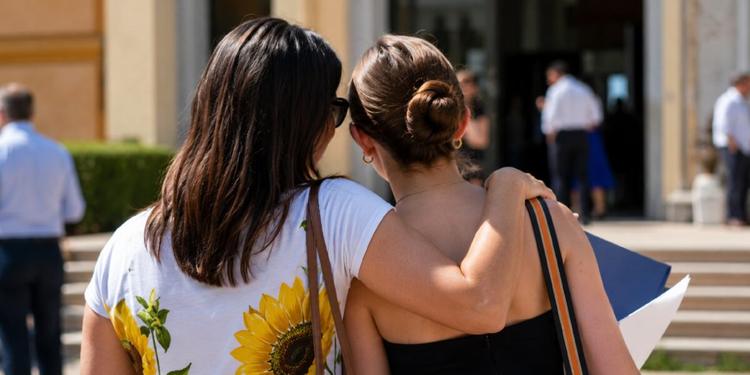 Madre e figlia diplomate lo stesso giorno in due istituti di Gela: la storia di Lorella e Giordana
