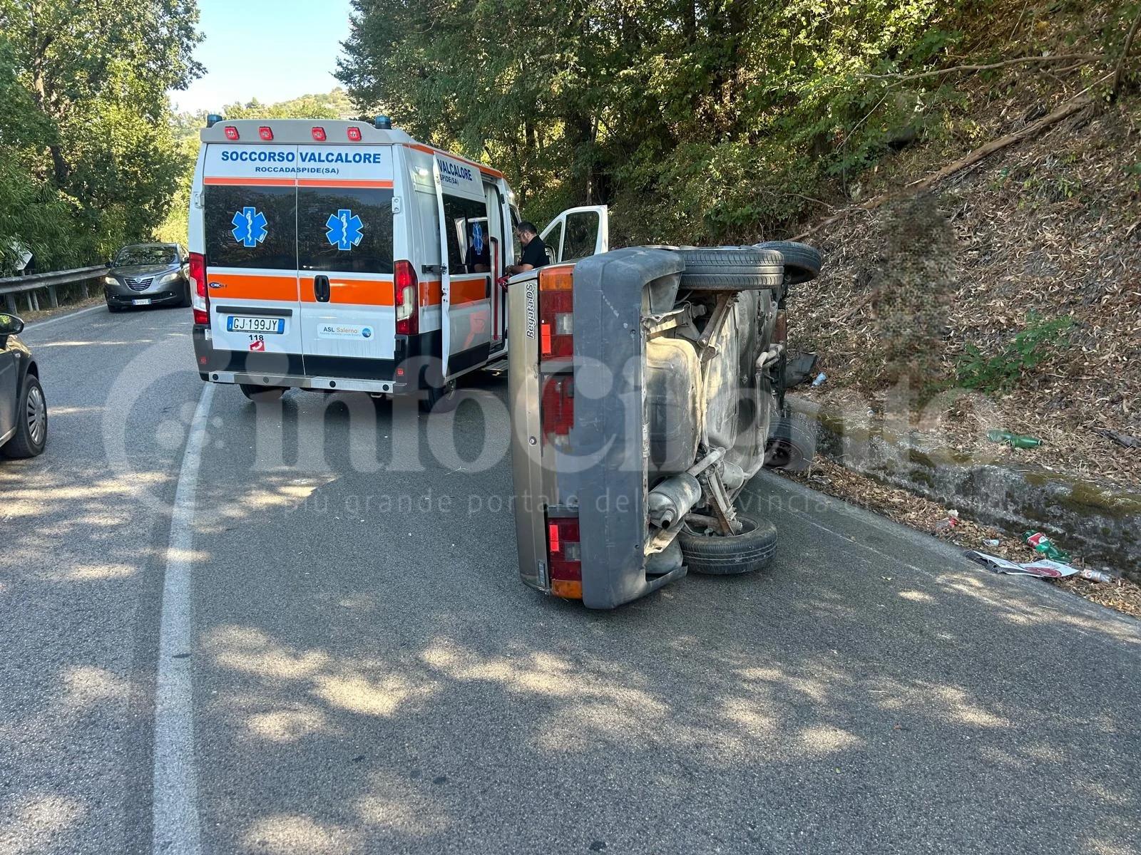 Castellabate, auto d’epoca si ribalta sulla Via del Mare: illeso il conducente