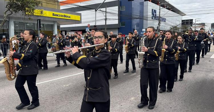 Desfile de 7 de Setembro reúne estudantes, forças de segurança e comunidade em Balneário Camboriú